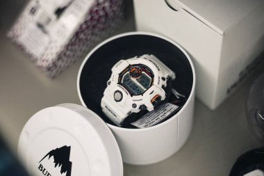 Moskova - 4 Aralık, 2015: Casio G-Shock ve Burton markalar arasında işbirliği tanıtımı. G-Store Flakon Sanat Fabrikası'nda yanıcı yener Dj Chagin tarafından barındırılan 