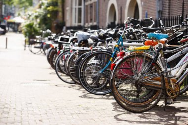 Amsterdam-1 Mayıs, 2018: Büyük biycle otopark birçok eski ve yeni bisiklet ile   