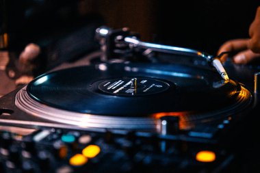 Kiev-4 Temmuz, 2018: Party dj vinil Technics Sl-1210 pikap oyuncu aygıt gece kulübünde konser kaydı iğne koymak. Techno disk jokey çalış müzik salonunda ayarla