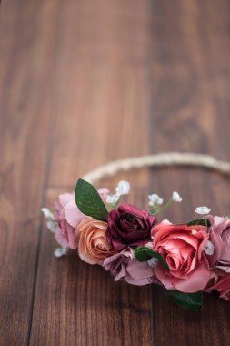 El yapımı wraith ya da diadem ahşap yüzeyde yalan pembe ve kırmızı gül çiçekler yapılmış. Alan, makroyu oluşturan, kopya alanı altındaki yakın sığ derinliği