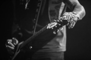 Moskova - 27 Ağustos, 2015: Michael Etna aka Yelawolf sunar yeni albümü aşk hikayesi Rusya'da dünya Dmc şampiyonu Dj Klever ve gitarist kemikleri Owens desteği ile