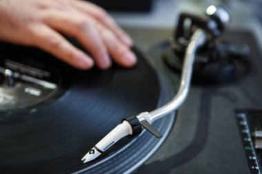 Kiev-30 Haziran, 2018: Hip hop Dj Pachez Technics Sl 1210 turntable ayarla müzik çalar. Disk jokey için profesyonel ses ekipmanları. Müzisyen çizikler analog vinil disk üzerinde parti gece kulübü