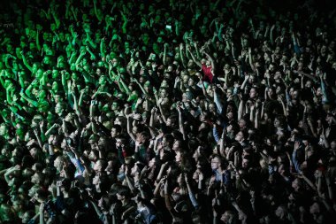 Moskova-3 Aralık 2016: gece kulübünde kalabalık dans pisti. Müzikal konser gösterisi sırasında tam gece kulübü. İnsanlar eğleniyor. Eğlence etkinliği, fanlar müzik, dalga eller zevk