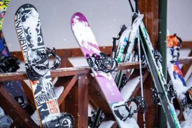 Bukovel, Ukrayna-19 Mart, 2018: Profesyonel Kiralama snowboards Bukovel Winter Park Resort. Aşırı spor malzemeleri Karpat Dağları'nda etkin turistler için. Kışın kar tahtada binmek 