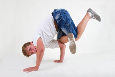  beyaz zemin üzerine gencin bboy eğitim