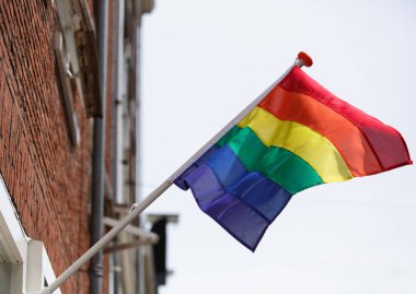 Gökkuşağı eşcinsel gurur sembolü. Lgbt topluluk çubuğunda Amsterdam.European özgürlük, eşitlik ve hoşgörü kavramı eşcinsel ve transgener insanlar için renkli bayrak.