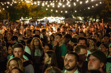 Kiev-11 Temmuz, 2018: Genç öğrencilerin yaz olayı dışında Bazar Festival parti büyük bir kalabalık. Gösterinin tadını gece eğlence Festivali müzik hayranları grup