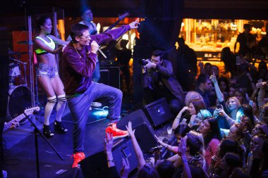 Moskova - 14 Ekim, 2016: Rus rap şarkıcısı Kravz gece kulübü Moskva sahnede büyük konser. Kalabalık sahnede dans pisti ve parlak konser ışık