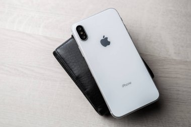 Mariupol, Ukraine - 27 Ekim, 2017: yeni Iphone X modeli yakın çekim. Modern hareket eden telefon ile değmek perde ve çift kamera lens. Trendy Apple Iphone 10 durum