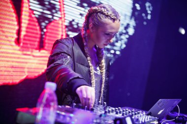 Moskova-16 Şubat 2017: genç kız DJ partisi kulüpte partide sahne müzik oynamak. Sahnede sevimli genç civciv disk jokey mix müzik. Profesyonel DJ ses ekipmanları sahne
