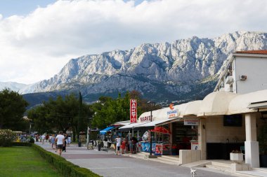 Makarska,Hırvatistan-17 Haziran,2017:Makarska Riviera.Biokovo Milli Parkı yakınlarındaki popüler turistik alanın şehir caddesi