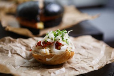 Lezzetli küçük İtalyan meze sandviç Akdeniz Cafe rustik kağıt tabakta servis. Restoranda egzotik antipasti yemek keyfini çıkarın. Huysuz küçük topuz salatası ve baharatlar ile. Gıda makro çekim