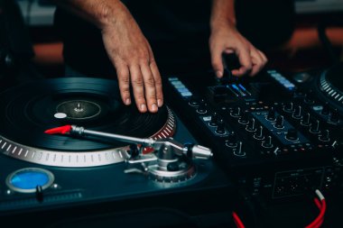 DJ hip hop partide müzik çal. Pikap vinil plak çalar, disk jokey sıfırdan vinil kayıtları ve mix parça için analog ses teknolojisi