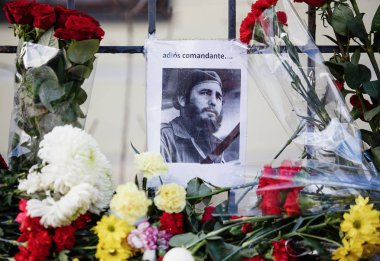 Moskova - 27 Kasım, 2016: Cumhuriyet Cuba.People Büyükelçiliği çiçeklere anıtla yas Küba başkanı Fidel Castro ölümü üzerine. Cenaze milliyetçi komünist politikacı ve devrimci