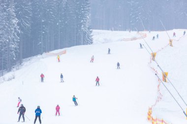 Bukovel, Ukrayna-19 Mart, 2018: Grup snowboard ve ücretsiz Kayak biniciler Karpat Dağları'nda yolda