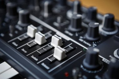 Profesyonel MIDI denetleyicisi için parti dj ve müzik yapımcısı. Oynamak ve parça ile modern ses ekipmanları remix. Fader ve regülatörleri kontrol birimi ve ses efektleri için odaklanmak