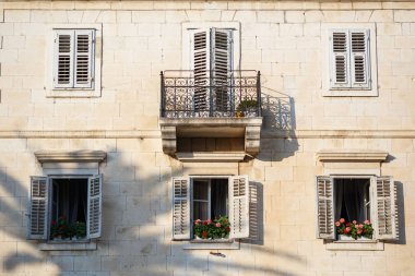 Makarska, Hırvatistan - 23 Haziran, 2017: otel dış. Kiralık evde popüler turistik yer. Yaz tatili için seyahat hedef. Antik Konuk evinde bir oda kiralamak