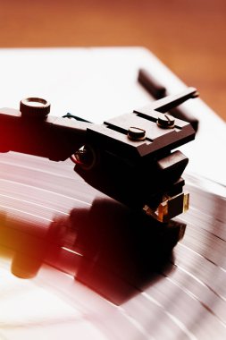 Müzikal vinil kaydı ile pikap oyuncu. Retro Tema.