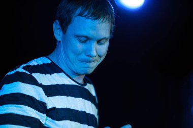 Moskova - 31 Mart, 2016: Rus rap şarkıcısı Vladimir Nigativ 16 ton gece kulübünde müzik albümü Nix Et Nox hediye olarak bilinen Afanasiev