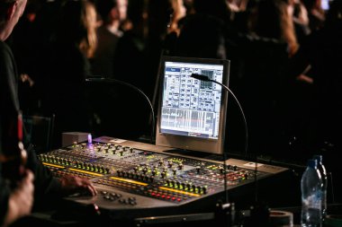 Moskova-19 Kasım 2016: ses teknisyeni ve ışıklar teknisyenleri gece kulübünde konserde müzik şovu kontrol ediyorlar. Profesyonel ses, ışık karıştırıcı denetleyici. Konser için Pro ekipmanları