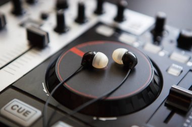 MIDI denetleyicisi jog tekerleği küçük kulaklıktan. Parti şimdi başlama vakti