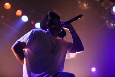 Moskova - 2 Eylül, 2016: büyük hip hop konser rapçi Yung yalın gece kulübü. Ünlü rap şarkıcısı sahnede şarkı söylüyor.
