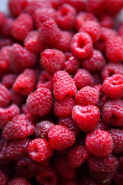 Pek çok kırmızı ahududu tabakta. İyi doğal gıda sağlıklı beslenmesi için. 