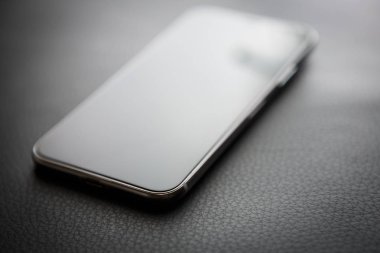 Mariupol, Ukraine-25 Ekim, 2017: Yeni Iphone X smartphone modelinde kapatın. Modern Iphone 10 hareket eden telefon aygıt