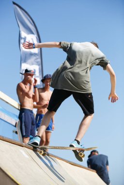 Odessa, Ukrayna-21 Ağustos, 2017: Yarışmaya kaykay yaz. Aşırı spor