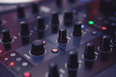 Kazı-kazan kayıtları ve partide canlı müzik parçaları mix profesyonel ses denetleyicisi için hip hop dj karıştırma uzman. Ses karıştırıcı kolları ve fader odak. Jokey kontrol yuvarlak yüzey ve ses seviyesini düzenleyen