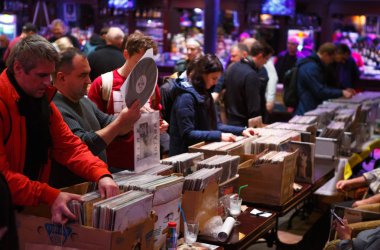 Kiev, Ukrayna - 3 Kasım, 2018: Vintage Vinil plak bit pazarı Club. Eski müzik koleksiyoncuları satın almak, satmak ve retro vinyls pikap oyuncu için ticaret. Dj bit pazarı, eski analog kayıtlardan büyük toplama
