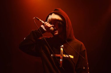Moskova - 30 Mart, 2017: Lil canlı performans Peep ayarla gece kulübünde sahnede ünlü Amerikan emo-tuzak şarkıcı.