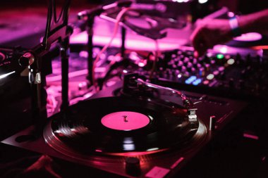 Kiev-4 Temmuz, 2018: Profesyonel dj sahne kulüp kurulumunu çalıştırın. Techno müzik parti gece kulübünde. DJ müzik parçaları retro teknikleri vinil player aygıtla çalış.