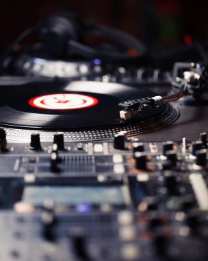Pikap vinil plak çalar, analog ve dijital müzik Dj için analog ses teknolojisi. Yakın, makro için profesyonel stüdyo cihazları