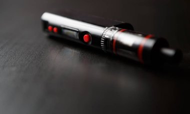 Popüler vape aygıt vaping e-sıvı, gliserin e-suyu için. Batarya ile modern e-cig Gadget'ı. Tütün sigarayı, vaping başlar. Sigara için güvenli ve sağlıklı elektronik buharlaştırıcı