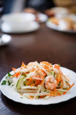 Vietnam restoranı menüde beyaz tabakta lezzetli karides salatası sebze ile servis. Egzotik Asya Cafe gıda. Sağlıklı ve baharatlı yemek. Fıstık ve karides üzerinde odaklanmak