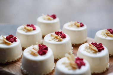 Beyaz krema ve ahududu tepesi ile tatlı kek ye. Lezzetli İtalyan Restoran pastane. Tatlı menüsü kafede. Küçük kek yemek keyfini çıkarın. Lezzetli pasta ürün, yakın