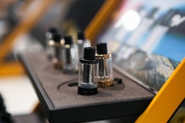 Moskova - 6 Aralık, 2016:V maymun Expo olay. Modern elektronik sigara, vape suyu sıvı ve vaping cihazlar Fuar