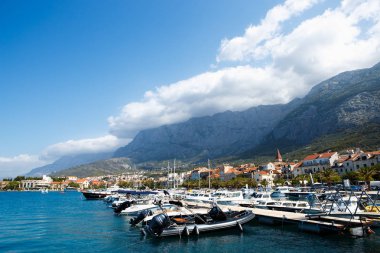 Makarska, Hırvatistan-29 Haziran, Hırvat Riviera.Pier 2017:Marina defne alanında Europea resort üzerinde park edilmiş motorlu tekneler ile. Kira güzel Adriyatik Denizi'nde egzotik adalar bir yat-yaz tatil tur için