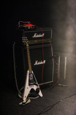 Moskova-28 Nisan, 2016:Professional elektro gitar ve Marshall amfi sahne alanı'nda rock band Mujuice.Pro sahne cihazları - konser sırasında gitar amp ve kabine monitör ses