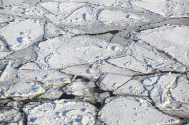 Dondurulmuş deniz kışın kırılmış buzla kaplı. Kar üstünde o ile soğuk buzlu su göl, gölet veya nehir. Doğal peyzaj soğuk sezonu. Gri mat hava ve etrafta kimse yok