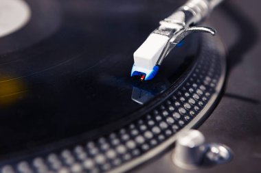 Vinil plak çalar müzik ile analog disk oynarken üzerine kapatın. Profesyonel Dj.Disc için pikap odakta turntable iğne jokey. Kayıtları çizik, parçaları çalmak