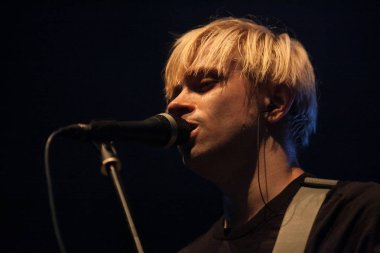 Moskova-28 Nisan, 2016: popüler şarkıcı Mujuice singins parlak konser ışıklar sahnede. Müzikhol-büyük konser show sırasında mikrofon sahnede ünlü genç rocker şarkı söylüyor