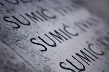 Makarska, Hırvatistan-29 Haziran, 2 017: Dünya Savaşı Memorial Hırvat Rivierası tatil. Beyaz mermer tahtaları üzerinde taşla kesilmiş özgürlük için savaşan cesur Hırvatların isimleri
