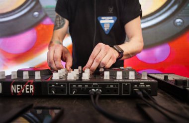 Moskova-19 Haziran 2016: müzik festivalinde parti DJ oyunu. Dijital pikap oynatıcı, disk jokey için ses teknolojisi parçaları karıştırmak için. Midi denetleyici karıştırıcı. Konser için dj ses ekipmanları.