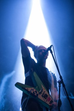 Moskova-28 Nisan, 2016: ünlü rock şarkıcısı Mujice oynarken solo gitar parçası gece kulübü konser sırasında. Popüler rock'çı electirc gitar sahnesinde oynar.