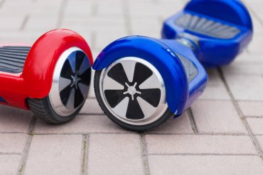 Modern ulaşım teknolojisinin - elektrikli mini segway scooter vurgulu kurulu. Kolay ve eğlenceli bir şekilde şehrin sokaklarında binmek için. Gençler ve yetişkinler arasında çok popüler oldu yeni becerikli alet eğilimleri. Bu enerji effetive kişisel kentsel transpor gelecek mi