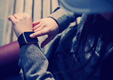 Trendy akıllı bileğini Womanusing izle. 