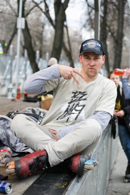 Moskova - 25 Mart, 2017: genç insanların agresif inç - line skate Yarışması açık skate park, eğlence yok. Buz pateni tamamlama seyirci