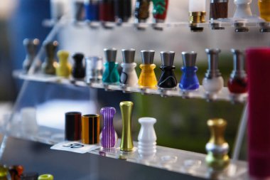 Kiev, Ukrayna-14 Nisan, 2018: yeni mouthpick yedek parça satış Vape Expo olay vaping cihazlar için. Ejuice sıvı sigara için yeni elektronik sigara Buharlaştırıcı satın.